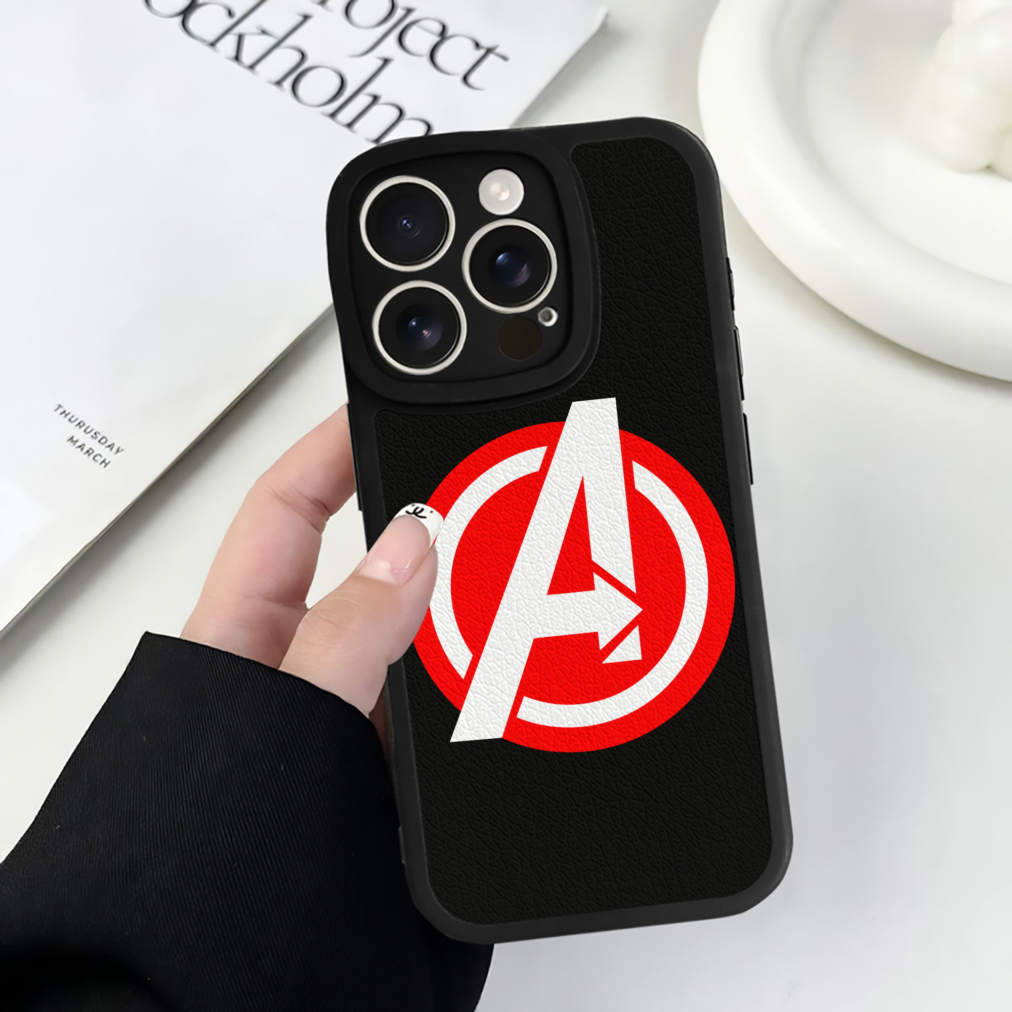 （画像用） アベンジャーズ The Avengers 【iPhone 16シリーズ対応】シリコンスマホケース（レザー調） 材質：シリコン